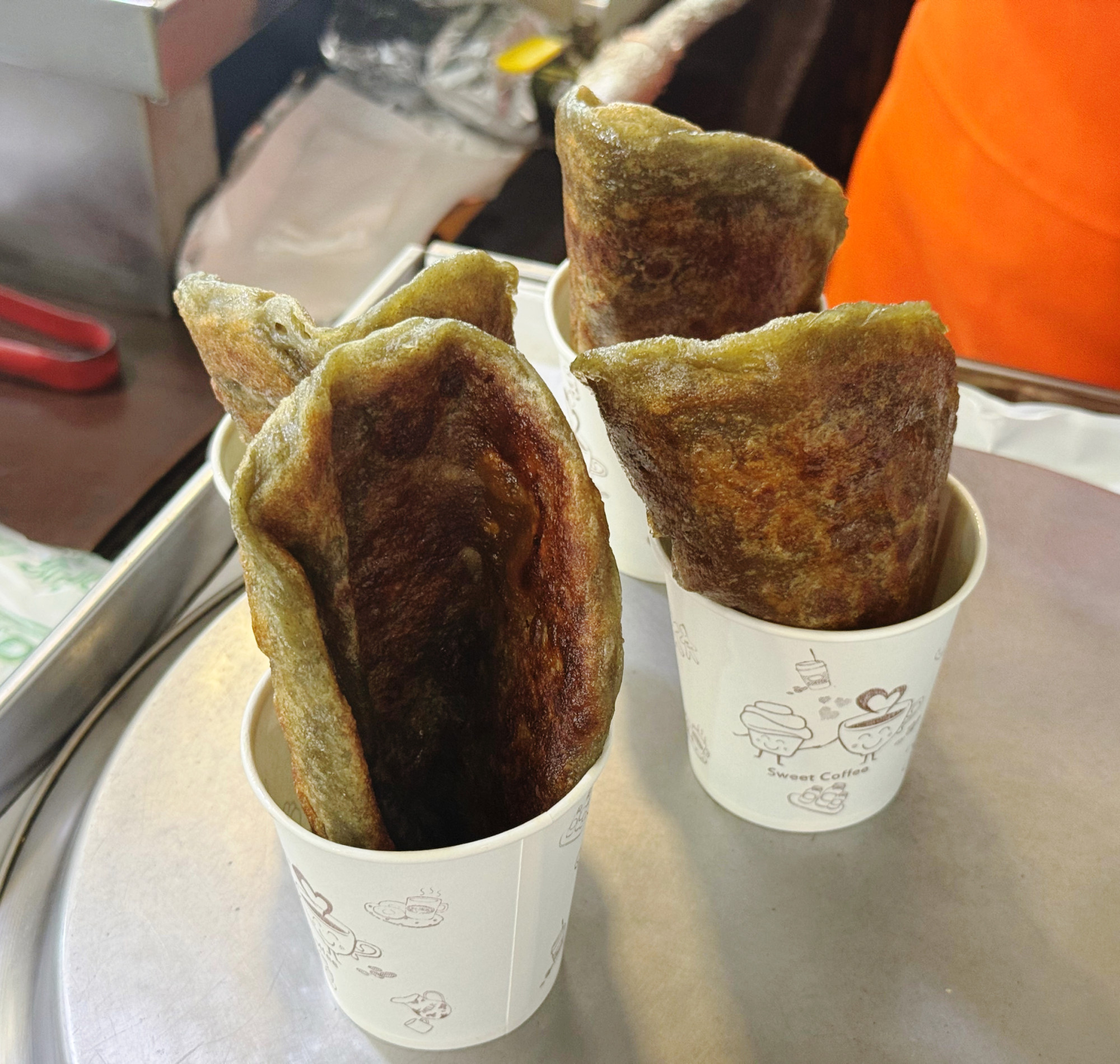 컵에 세워 포장한 큼직한 쑥호떡 여러 장